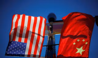 Quốc kỳ của Mỹ và Trung Quốc. (Ảnh: Reuters)
