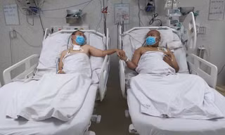 Hai anh em từng nguy kịch vì COVID-19, nắm tay nhau vượt qua 'tử thần'