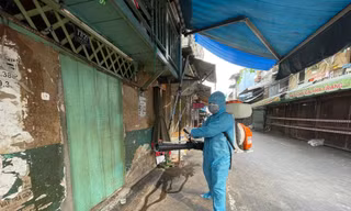Vì sao hàng quán ở TPHCM vẫn 'cửa đóng then cài'?