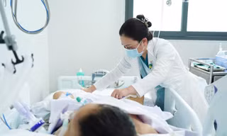 Bệnh viện thiếu thuốc, bệnh nhân BHYT phải mua thuốc ngoài