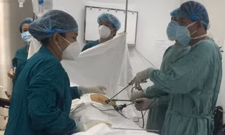 Tưởng đau bụng thông thường, cụ bà tự điều trị, không ngờ suýt gặp nguy vì khối u ruột lớn
