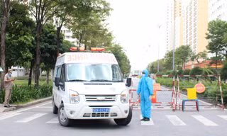 Những chuyến xe cấp cứu đang hoạt động hết công suất để đáp ứng trước tình hình ca bệnh tăng cao.