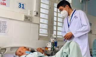 Thử cảm giác lạ, cụ ông bị quả bí đao kẹt trong hậu môn