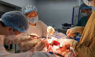Chạy đua với 'tử thần' cứu bệnh nhân bị đâm xuyên phổi, thấu tim 