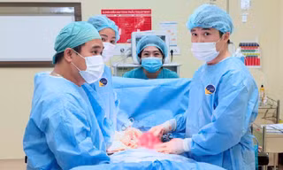 Nguy kịch vì 2 khối u xơ khổng lồ trong cơ quan sinh dục 