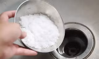 Bé 2 tuổi bỏng thực quản nặng vì uống nhầm bột thông cống