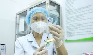 TPHCM: Tiêm vắc xin COVID-19 cho tất cả những người trên 18 tuổi 
