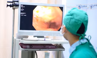 Đang ngồi trên xe khách, người đàn ông nước ngoài nôn ra máu, nguy kịch