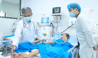 Bác sĩ 2 quốc gia phối hợp cứu bệnh nhân 'thập tử nhất sinh'