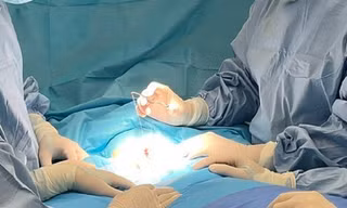 Lần đầu tiên tại Việt Nam nội soi trên xương mu can thiệp dị tật cho trẻ sơ sinh