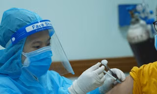 Chuyên gia chỉ cách xử lý các phản ứng có thể gặp khi trẻ em chích ngừa COVID-19