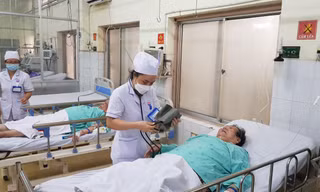 Gần 140 nhân viên y tế nghỉ việc, bệnh viện 'đỏ mắt' tìm người thay 