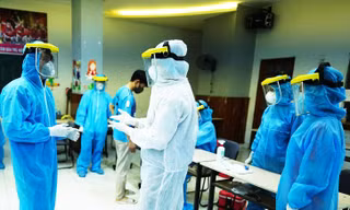 Bỏ xét nghiệm COVID-19 tại sân bay, giám sát chặt người nhập cảnh