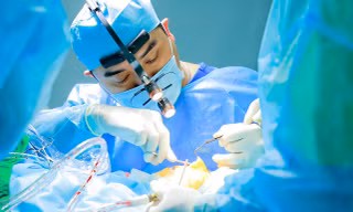 Người phụ nữ sốc phản vệ, nguy kịch khi đang nâng mũi