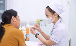 Mù mắt, nhiễm trùng vì 'thầy khoán' đắp lá trị bệnh