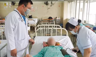 Suýt tử vong vì nhờ người 'đẻ ngược' vuốt cổ khi hóc xương 