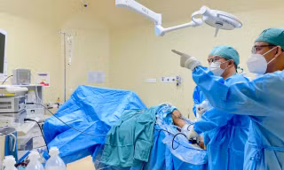 Lấy gân khớp gối tái tạo dây chằng cổ chân cho người bệnh