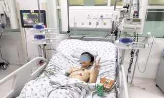 Cứu cậu bé bị đàn bò giẫm đạp dập lách, rách phổi