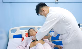 Người phụ nữ 8 năm 'mang thai' khối u gan khổng lồ