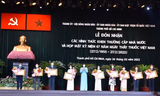 Vinh danh thầy thuốc ở tuyến đầu chống dịch COVID-19