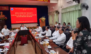 Gặp Bí thư TPHCM, giám đốc bệnh viện bật khóc khi nói về thu nhập của y bác sĩ