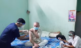 TPHCM: 'Đi từng ngõ gõ từng nhà' chích vắc xin COVID-19
