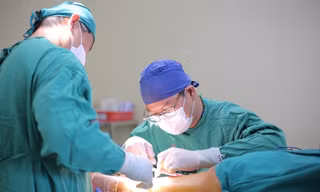 Người phụ nữ cấp cứu vào viện với chiếc chân chống xe đâm xuyên cẳng chân