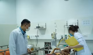 Cả gia đình bốn người nguy kịch sau khi ăn giò lụa bán dạo