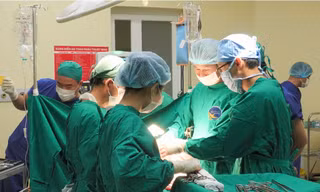 Phẫu thuật khẩn cấp cứu cụ ông máu phun thành vòi trong bụng vì tai nạn