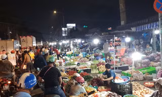 Chợ đầu mối lớn nhất TPHCM bị 'bủa vây'