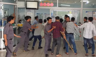 Người nhà bệnh nhân hành hung bóp cổ bác sĩ