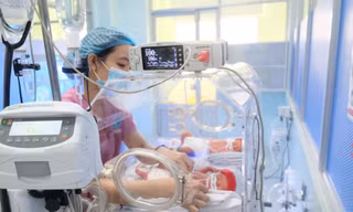 Không tiêm vắc xin ngừa COVID-19 người mẹ và song thai nguy kịch