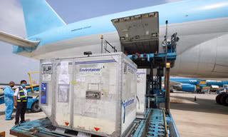 Các đơn hàng vắc xin với số lượng lớn liên tiếp được chuyển về Việt Nam phục vụ chống dịch