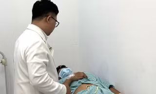 Cắt bao quy đầu tại nhà, nam thanh niên suýt mất 'của quý'