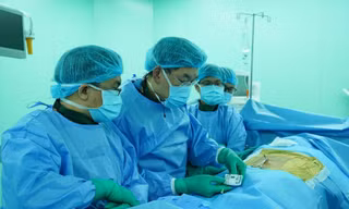 Dùng xung điện để điều trị đau cho người bệnh