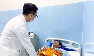 Nam bệnh nhân đau bụng dữ dội, tắc động mạch vì bệnh hiếm gặp