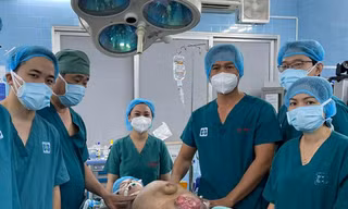6 giờ cân não bóc khối bướu khổng lồ hơn 20kg cho cô gái 24 tuổi
