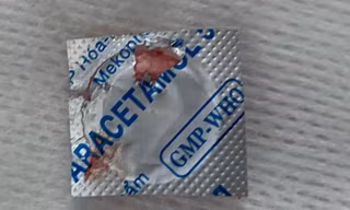 Viên thuốc còn nguyên vỏ kẹt ở thực quản bé trai 13 tuổi