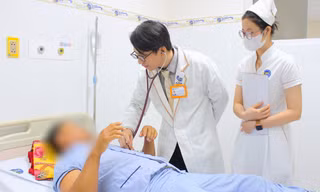 Người đàn ông nguy kịch vì tự điều trị khi bị rắn độc cắn