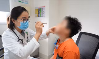 Bé trai 5 tuổi suốt mấy tháng thở ra mùi hôi thối vì nguyên nhân bất ngờ