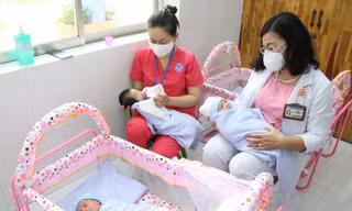 Tôn vinh những 'người mẹ' thầm lặng nuôi dưỡng trẻ trong tâm bão COVID-19