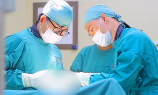 Hi hữu: Người đàn ông bị con trai dùng đồ chơi đập vỡ tinh hoàn 