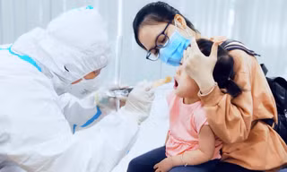 Trẻ em mắc COVID-19 điều trị tại nhà sử dụng thuốc gì?