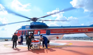 Trực thăng vượt biển đưa cùng lúc 3 bệnh nhân nguy kịch từ Trường Sa về đất liền 