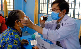 TPHCM: Bệnh đau mắt đỏ gia tăng trong thời tiết giao mùa