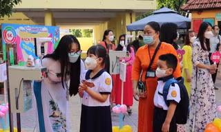 Trẻ em không chích ngừa có được đi học không?