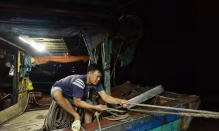 Ngư dân trắng đêm bảo vệ tàu thuyền trước bão YAGI 