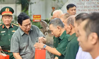 Thủ tướng tưởng niệm các Anh hùng liệt sĩ và tặng quà gia đình chính sách tại Thái Nguyên