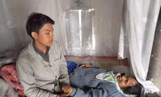 ‘Mẹ khó qua khỏi, nên con cố học xong đại học đi’