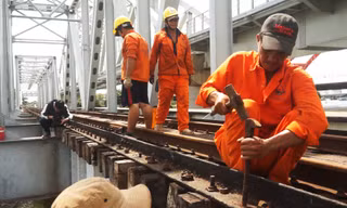 Công nhân đội nắng tháo dỡ cầu sắt hơn trăm tuổi ở Sài Gòn